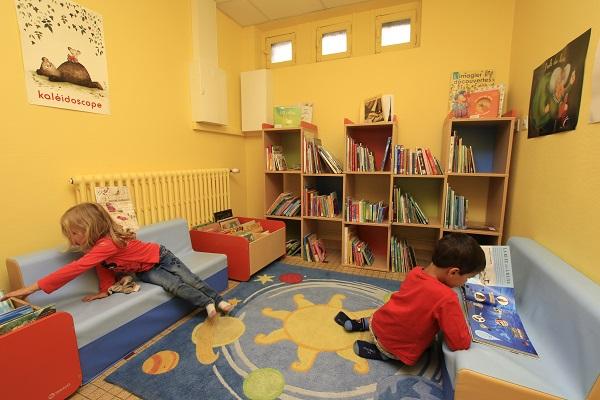 photo interieure jeunesse bibliothèque saint bonnet près orcival