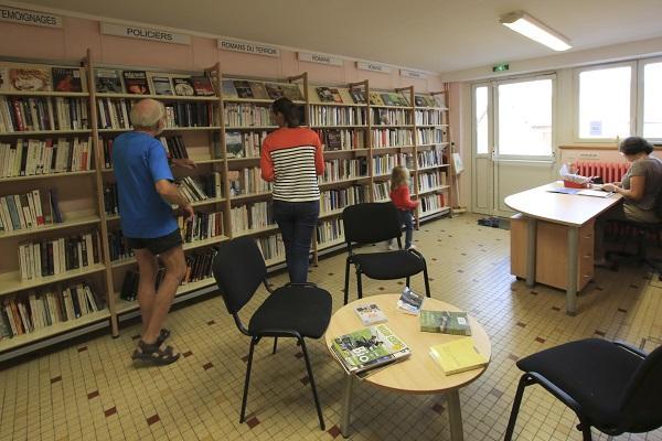 photo interieure adulte bibliothèque saint bonnet près orcival